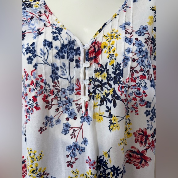 EUC Liz Claiborne Lightweight Floral Blouse in Eggshell - Picture 4 of 16
